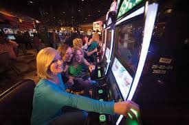 Pengguna m88 menikmati sportsbook dan live casino di perangkat mobile mereka dengan akses mudah dan cepat